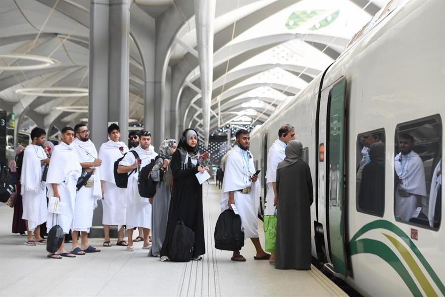 صور.. قطار الحرمين ينقل أول مجموعة حجاج من المدينة إلى مكة