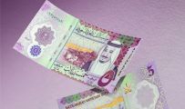 «النقد» توضح طريقة التأكد من سلامة الخمسة ريالات المصنوعة من مادة «البوليمر»