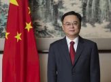 السفير الصيني ينشر أرقاماً أعلى مما أُعلن للإصابات والوفيات بـ”كورونا” في بلاده ويقول إنها الأرقام الحقيقية