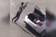 بالفيديو.. القبض على شاب هدد آخر بـ«رشاش» بعد احتجازه في مؤخرة سيارته