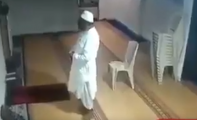 فيديو يوثّق دخول رجل في سكرات المـوت ووفـاته أثناء الصلاة في مسجد