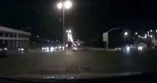 قائد مركبة يقطع إشارة المرور عمداً ويعترض على من خلفه (فيديو)
