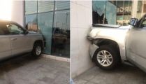 شاهد صور: سيارة تحطم واجهة محل “ستاربكس” بكورنيش جدة