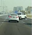 فيديو.. شاب يؤدي حركات استعراضية بسيارته على طريق سريع بأبوظبي.. والشرطة تضبطه