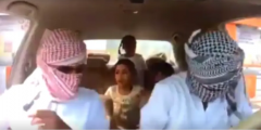 عمان: القبض على شابين صوّرا مشهداً تمثيلياً لسرقة سيارة بها أطفال (فيديو)