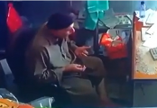 فيديو يوثق لحظة وفاة عامل باكستاني داخل محل بالمدينة أثناء قيامه بالتسبيح