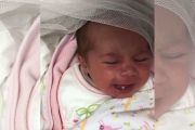 بالفيديو.. حالة نادرة لرضيعة سعودية وُلدت بـ«أسنان جنينية»