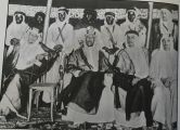 صورة تاريخية للملك سعود بعد إنقاذه والده الملك عبدالعزيز من محاولة الاغتيال بالمسجد الحرام