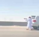 بعد مطاردة.. قائد مركبة يترجل منها ويشهر رشاشاً بوجه آخر وسط طريق سريع (فيديو)