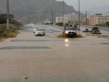 انقطاع الكهرباء وتوقف إشارات المرور.. الأمطار تقتلع واجهات المتاجر في عسير (صور)