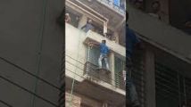 شاب ينقذ قطة عالقة في نافذة الطابق الثالث لأحد الأبنية