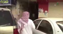 فيديو من داخل أحد أسواق تبوك.. هروب عمالة وإغلاق محال وإهمال للإجراءات الاحترازية