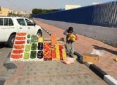 “أمانة الرياض” تحذر من شراء البضائع والخضراوات والفاكهة المعروضة على الأرصفة