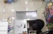 ضبط جناة حطموا بوابة محل في عسير لسرقته (فيديو)
