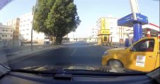 في ثوان معدودة.. سائق متهور كاد يتسبب في حـادثين (فيديو)