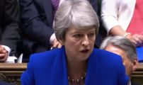 فيديو.. تيريزا ماي تخرج من البرلمان البريطاني وسط دموع تغمر عينيها والجميع يصفقون لها‎