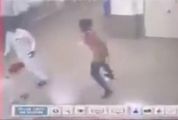 فيديو.. شخصان يعتديان على حارسي أمن بعد منعهما من دخول العناية المركزة في مستشفى بجازان