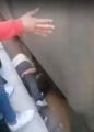 مصر: أب يلقي نفسه تحت قطار لإنقاذ ابنته من الموت دهساً (فيديو)