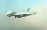 شاهد.. ظهور مفاجئ للطائرة الإماراتية العملاقة من بين الضباب الكثيف بلندن