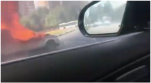 فيديو تحذيري.. شاهد ما حدث لرجل اقترب من سيارة مشتعلة