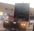 فيديو وصور.. الإطاحة بسائق شاحنة تخطى الرصيف بشكل مخالف بأحد أحياء الرياض