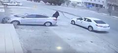 فيديو.. لص يسرق حقيبة امرأة في وضح النهار بالرياض ويسقطها أرضاً بطريقة مروعة