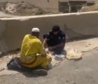 فيديو.. مقيم مصري يوثق مشهداً شد انتباهه لرجل أمن مع عامل نظافة.. ومغردون يتفاعلون