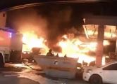 فيديو.. اندلاع حريق ضخم في عدة محلات داخل محطة بنزين بالرياض
