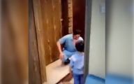 مقطع مؤثر.. ممارس صحي يرفض عناق طفله خشية إصابته بعدوى «كورونا»