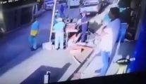فيديو.. هجوم بـ”العصي” و”الحجارة” على مراقبي البلدية في بطحاء الرياض