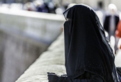 هولندا تُفعّل رسمياً حظر ارتداء النقاب