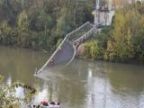 شاهد بالفيديو …. انهيار جسر في فرنسا وموت فتاة