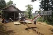 صور.. إندونيسي ينفق كل ما لديه لبناء مروحية تخلصه من الزحمة داخل قريته