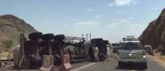 انقلاب شاحنة يغلق طريق بيشة – خميس مشيط ثلاث ساعات (فيديو)