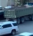 ضبط سائق شاحنة متهور عكس السير في شارع شرق الرياض (فيديو)