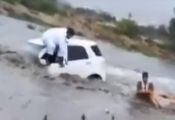 شاهد بالفيديو.. إنقاذ مواطن احتجزته السيول داخل وادي “سيسد” بالطائف