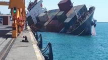 صور.. غرق سفينة تجارية إيرانية في بحر قزوين