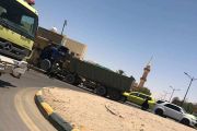 بالفيديو والصور.. مواطن يسخِّر مُعدَّاته لسحب شاحنة أغلقت الطريق بدومة الجندل