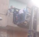 وزنه 500 كجم.. تحطيم شرفة منزل مصري لنقله بواسطة “ونش” إلى المستشفى (صور)