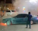دَفَعَ مركبةً مشتعلةً بسيارته..مواطن ينقذ محطة وقود من كارثة محققة جنوب الرياض (فيديو)