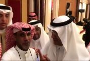 شاهد.. وزير الطاقة يمازح صحفياً طلب التقاط صورة معه عقب المؤتمر