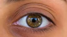 “استشاري عيون” ينشر صورة لمريض نظر للشمس لثوانٍ أثناء الكسوف.. ويوضح ما ترتب على ذلك