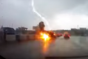 شاهد.. البرق يضرب مركبة تسير على طريق عام في روسيا