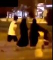 فيديو لشاب يتحرش بفتاة أثناء سيرها مع طفلها في تبوك.. ومطالبات بضبطه