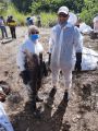 صور.. القنصل السعودي بموريشيوس وزوجته يشاركان في تنظيف الشواطئ من كارثة بيئية