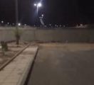 مواطن يتفاجأ بجدار يغلق الطريق خلف جامعة طيبة.. وأمانة المدينة ترد (فيديو)
