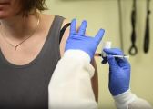 فيديو.. لحظة حقن متطوعة أمريكية باللقاح التجريبي لفيروس “كورونا”