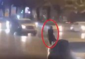 فيديو متداول.. فتاة تسير في منتصف طريق سريع وتعرّض حياتها وسائقي المركبات للخطر