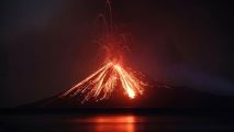 أبرز 5 معلومات عن بركان “كراكاتو” الثائر في إندونيسيا (فيديو)