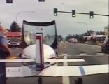 شاهد.. قائد طائرة يهبط في طريق سريع بواشنطن ويتوقف أمام إشارة ضوئية